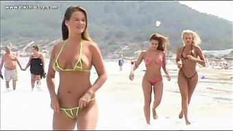 Belle Fighe In Bikini Su Una Spiaggia Spagnola