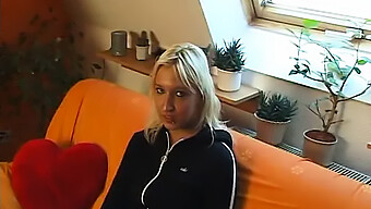 Vivien, En 20 År Gammel Blondine Med Piercing, Nyter Interracial Sex Og Deler Sin Trange Fitte I En Casting-Video