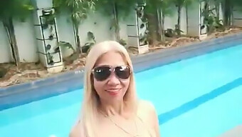 Madre Rubia Hermosa Y Seductora Se Entrega Al Placer Mientras Está De Vacaciones