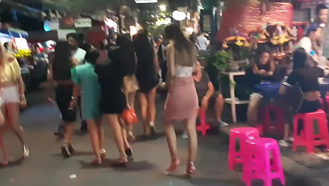 Se Thailandske Piger I Gennemsigtige Outfits På Pattayas Walking Street