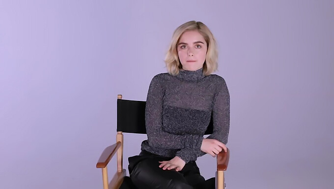 Kiernan Shipka'Nın Tatlı Ve Baştan Çıkarıcı Solo Performansı