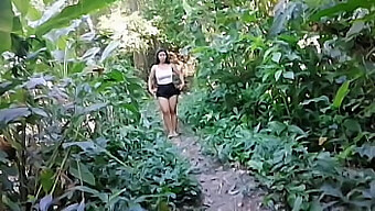 Pasangan Latina Amatir Hiking Nakal Di Hutan