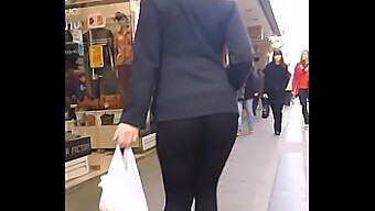 Blonde Sexbombe In Körperbetonten Leggings