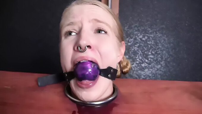 Americký Bdsm: Otrok Zažíva Hru S Vibrátorom