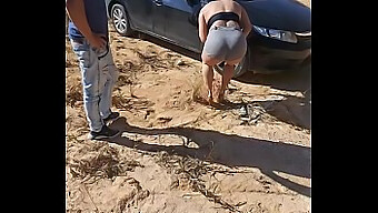 Latina De Bunda Grande Recebe Ajuda De Um Cara Excitado Depois De Um Pneu Furado