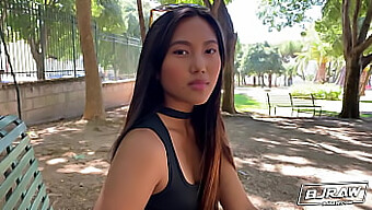 Zierliche Asiatin May Thai Gibt Pov Einen Schlampigen Blowjob