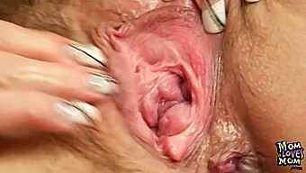 ¡la Milf Pelirroja Practica Ejercicios De Kegel Con Un Consolador!