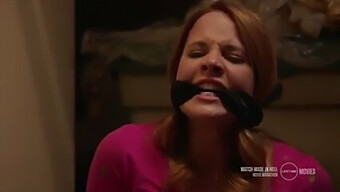 Katie Leclerc Es Silenciada Con Una Mordaza De Bola En 'Un Puente De Venganza'