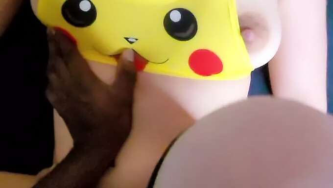 Kecantikan Perancis Amatir Dengan Pantat Besar Dientot Dalam Cosplay Pikachu.