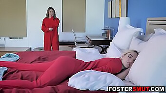 Encontro Lésbico Sensual Entre Mãe E Filha No Sofá