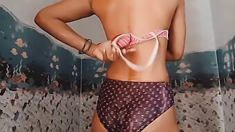 A Magrinha Milf Desi Mamta Bhabhi Toma Banho E Exibe Sua Lingerie