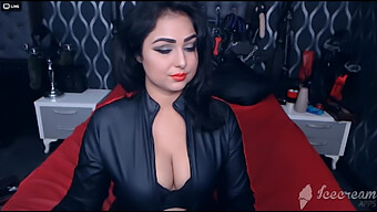 Dominatrix, Güç Ve Kontrol Kullanırken Sigara Içiyor