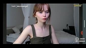 La Mannequin De Webcam Taquine Avec Son Corps Mignon Et Son Regard Innocent