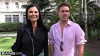 Jasmine Jae, Kypsä Nainen, Jolla On Lävistetty Klitoris Ja Isot Rinnat, Menee Rannalle Ryhmän Kanssa Ja Jakaa Hänen Intiimi Osia Katsojien Kanssa.