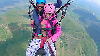 Chudá Dievčina Dosahuje Nové Výšky Rozkoše Pri Paraglidingu A Striekaní