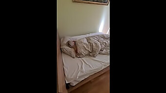 Blonde Ehefrau Verwöhnt Sich Mit Hilfe Eines Freundes, Während Ihr Mann Bei Der Arbeit Ist