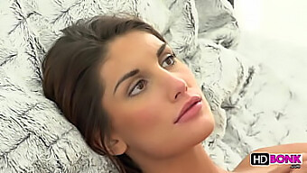 Lepotica Z Velikimi Joški August Ames Se Divje Zabava V Vročem Seks Prizoru