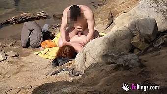 En Ung Rødhåret Nyder Et Udendørs Blowjob Og En Bruser På Stranden