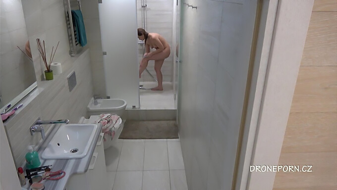 Voyeur Adolescente Sous La Douche Qui Se Fait Folle D'Idées