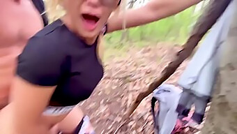 Pipe Pov En Plein Air D'Une Adolescente Blonde Avec Une Chatte Poilue