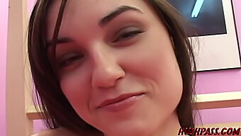 Sasha Grey,一位娇小的色情明星,在这个露骨的视频中沉迷于激烈的肛交和面部射精。