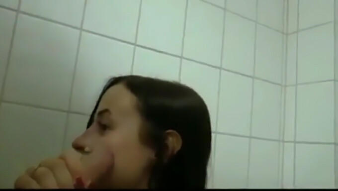 Une Rencontre Chaude Dans Les Toilettes Publiques Mène À Des Ébats Passionnés