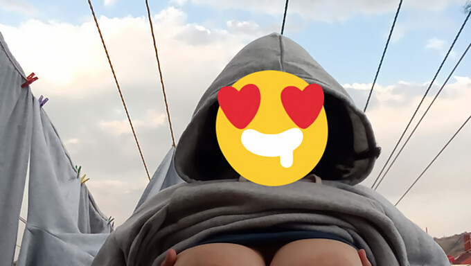 Clignotement Public: Une Jeune De 18 Ans Avec De Gros Seins Naturels