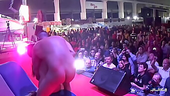 Sexo Em Grupo E Diversão Oral Em Uma Festa Selvagem