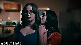 La Femme Jay Taylor Regarde La Rencontre Lesbienne Sensuelle D'Angela White