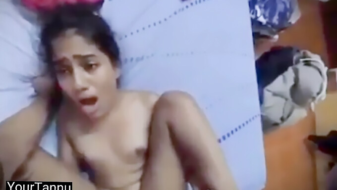 Indian Girl Records Hotel Room Sex Tape With Boyfriend