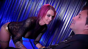 Anna Bell Peaksin Intiimi Striptease Johtaa Hardcore Seksiin