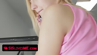 Jeune Amatrice Blonde Aux Petits Seins Donne Du Plaisir Oral