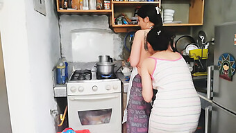 ラテン系のティーンがキッチンでオナニーして食べられます。