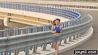 Une Brune Reçoit Une Éjaculation Après Un Entraînement Intense