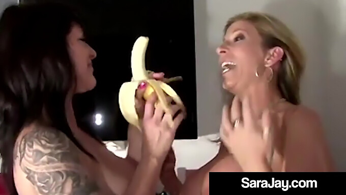 Sara Jay Und Daisy Rock Teilen Ihre Liebe Zu Großen Brüsten Und Ärschen