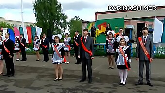 La Performance Captivante D'Une Adolescente Russe Dans School Dance 14