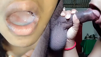 Le Abilità Di Deepthroat Di Una Teenager Dello Sri Lanka Vengono Ricompensate Con Una Bocca Piena Di Sborra