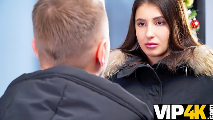 Vidéo Hd: Une Belle Fille Ne Peut Pas Éviter Le Collecteur De Dettes Et Reçoit Un Traitement Brutal